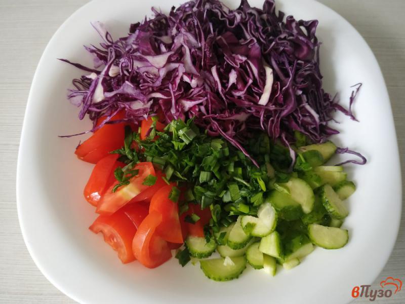 Фото приготовление рецепта: Салат из краснокачанной капусты огурцов и помидоров шаг №5