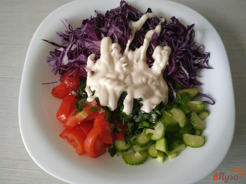 Фото приготовление рецепта: Салат из краснокачанной капусты огурцов и помидоров шаг №6