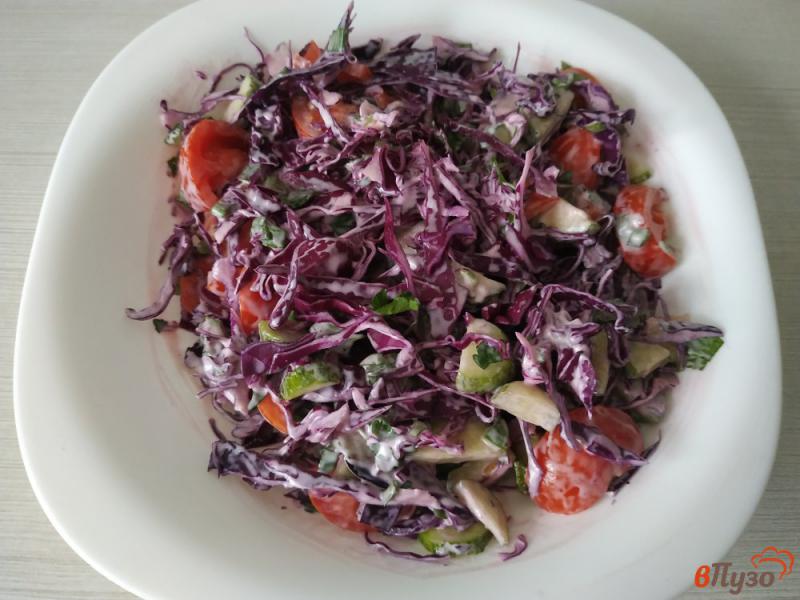 Фото приготовление рецепта: Салат из краснокачанной капусты огурцов и помидоров шаг №7