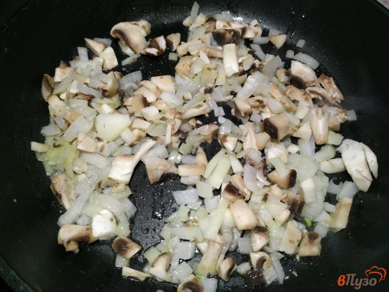 Фото приготовление рецепта: Картофельное пюре с луком и грибами шаг №5