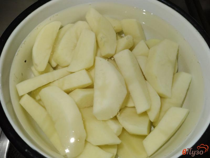 Фото приготовление рецепта: Картофельное пюре с луком и грибами шаг №2