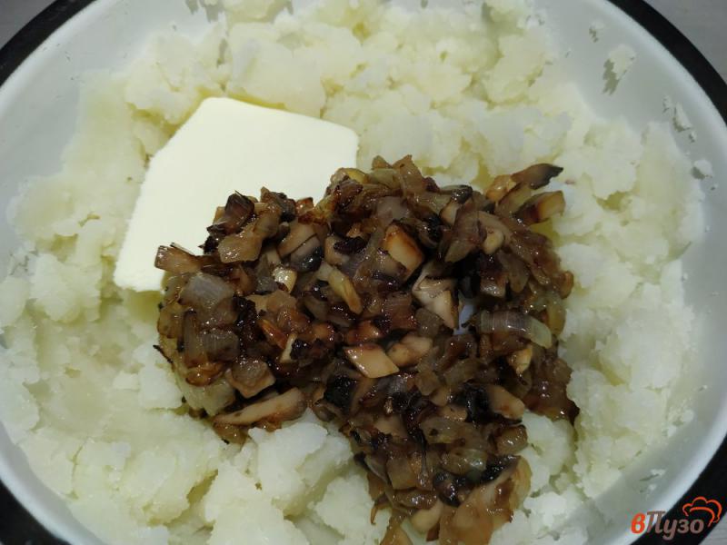 Фото приготовление рецепта: Картофельное пюре с луком и грибами шаг №8
