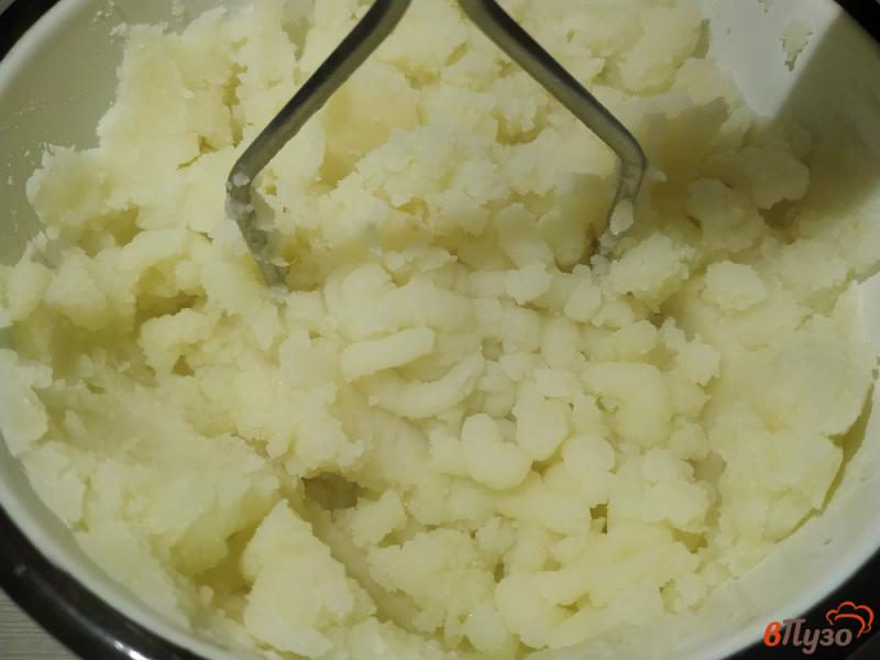 Фото приготовление рецепта: Картофельное пюре с луком и грибами шаг №7