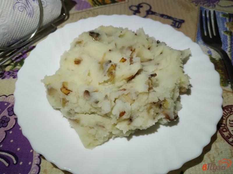 Фото приготовление рецепта: Картофельное пюре с луком и грибами шаг №9