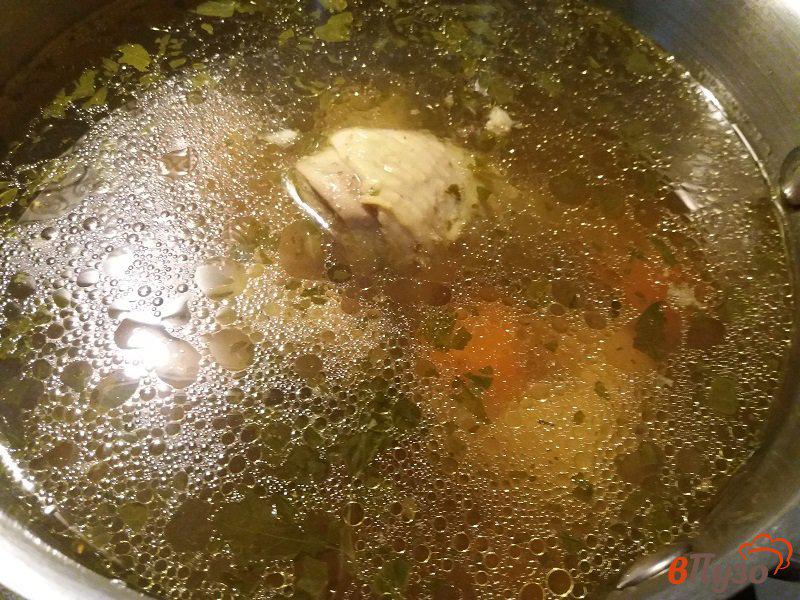 Фото приготовление рецепта: Суп  куриный с рисом шаг №4