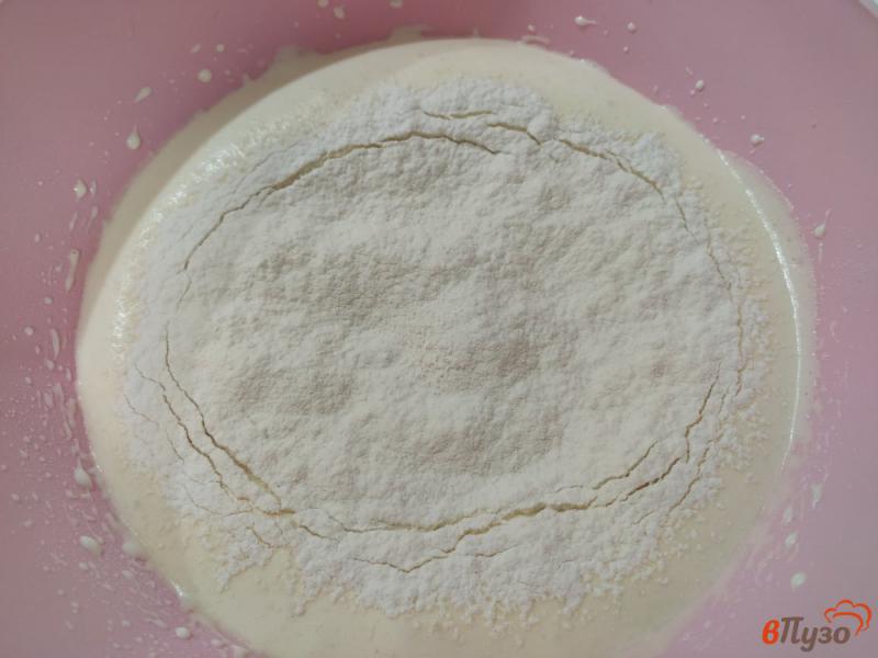 Фото приготовление рецепта: Бисквитный торт с кремом из вареной сгущенки и сметаны шаг №3