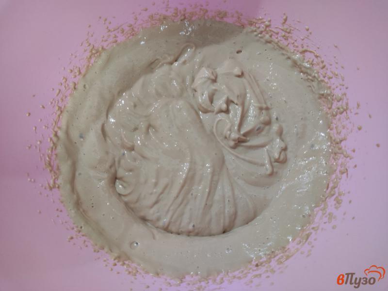 Фото приготовление рецепта: Бисквитный торт с кремом из вареной сгущенки и сметаны шаг №7