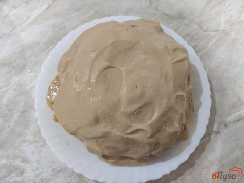 Фото приготовление рецепта: Бисквитный торт с кремом из вареной сгущенки и сметаны шаг №10