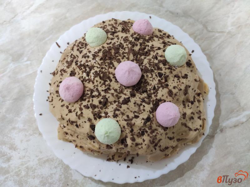 Фото приготовление рецепта: Бисквитный торт с кремом из вареной сгущенки и сметаны шаг №11