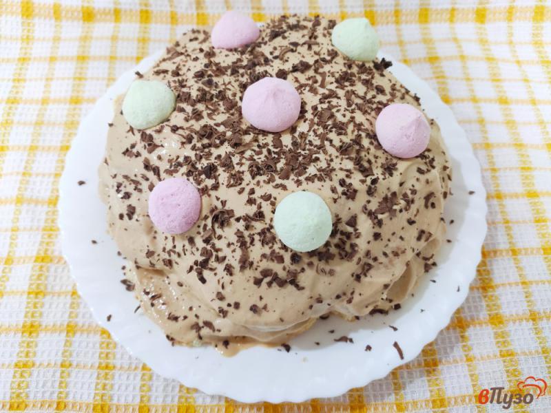 Фото приготовление рецепта: Бисквитный торт с кремом из вареной сгущенки и сметаны шаг №12