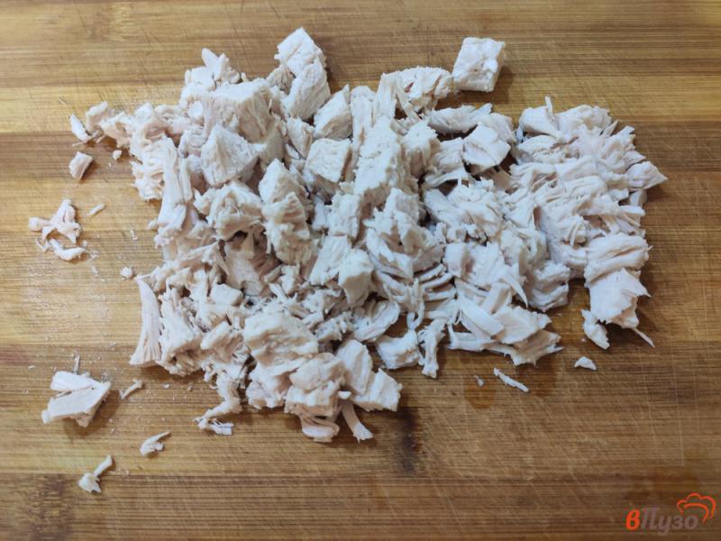 Фото приготовление рецепта: Салат из курицы с шампиньонами шаг №2