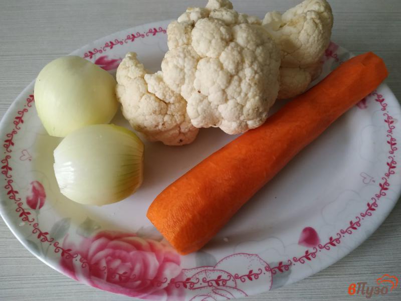 Фото приготовление рецепта: Курица запечённая с цветной капустой и морковью шаг №1