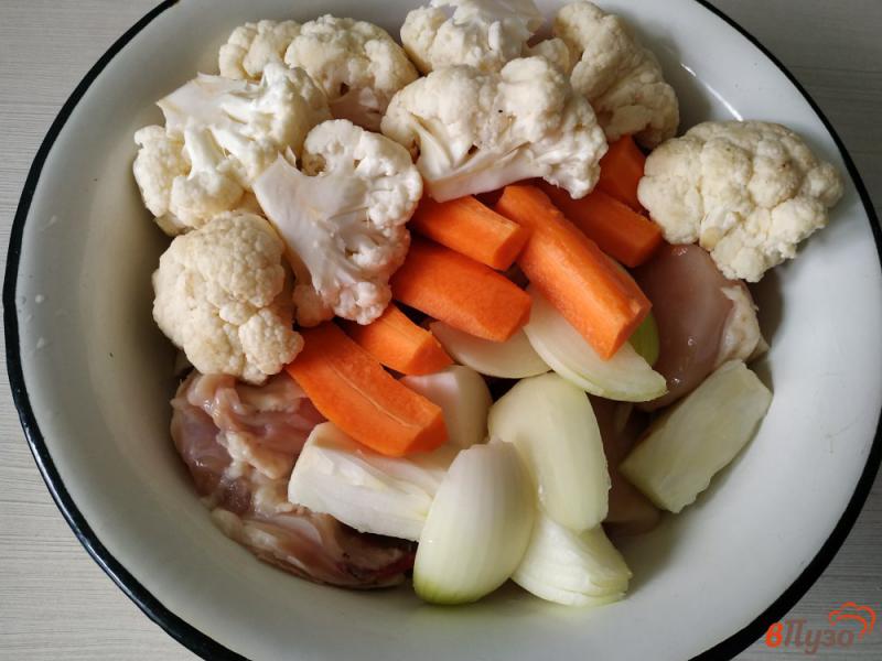 Фото приготовление рецепта: Курица запечённая с цветной капустой и морковью шаг №7