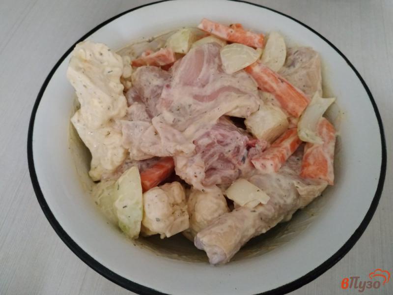 Фото приготовление рецепта: Курица запечённая с цветной капустой и морковью шаг №9