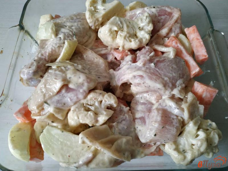 Фото приготовление рецепта: Курица запечённая с цветной капустой и морковью шаг №10