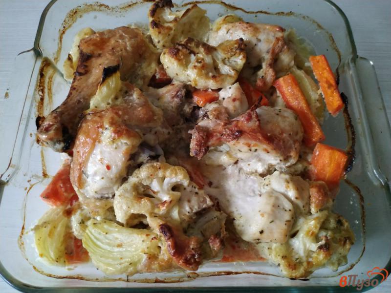 Фото приготовление рецепта: Курица запечённая с цветной капустой и морковью шаг №12