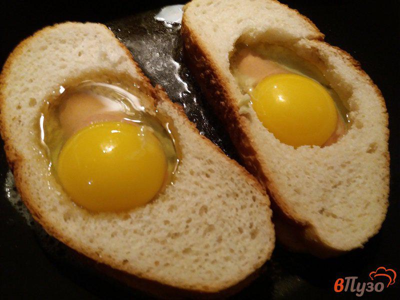 Фото приготовление рецепта: Яичница с сосисками на завтрак в хлебе шаг №4