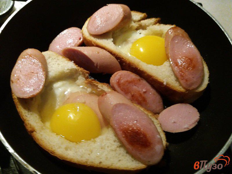 Фото приготовление рецепта: Яичница с сосисками на завтрак в хлебе шаг №5