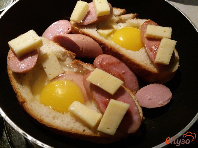 Фото приготовление рецепта: Яичница с сосисками на завтрак в хлебе шаг №6