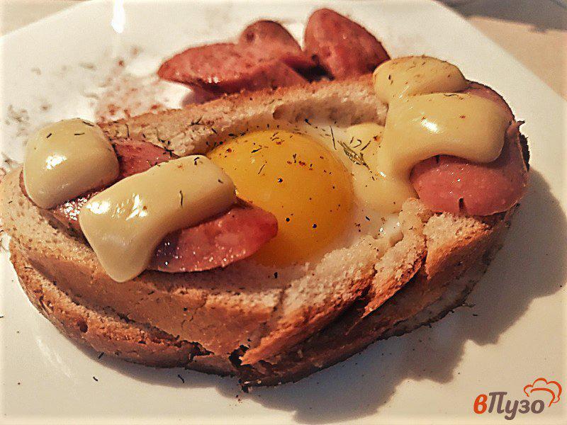 Фото приготовление рецепта: Яичница с сосисками на завтрак в хлебе шаг №7