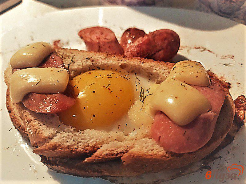Фото приготовление рецепта: Яичница с сосисками на завтрак в хлебе шаг №8