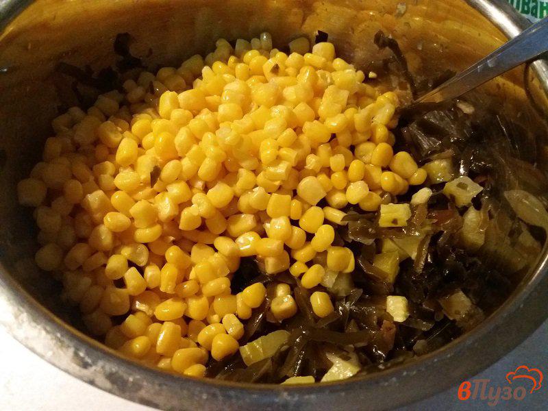 Фото приготовление рецепта: Салат из морской капусты с крабовыми палочками и кукурузой шаг №3