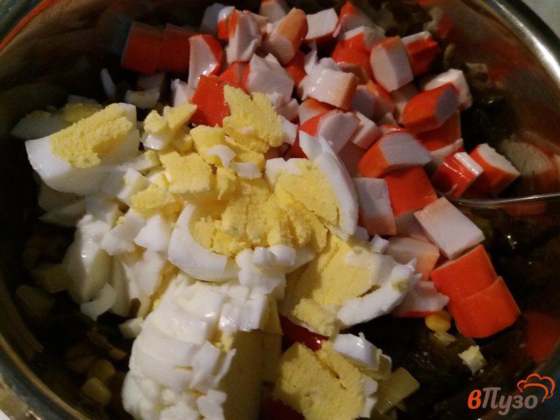 Фото приготовление рецепта: Салат из морской капусты с крабовыми палочками и кукурузой шаг №4