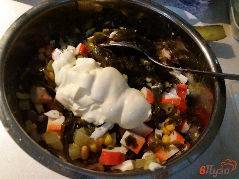 Фото приготовление рецепта: Салат из морской капусты с крабовыми палочками и кукурузой шаг №5