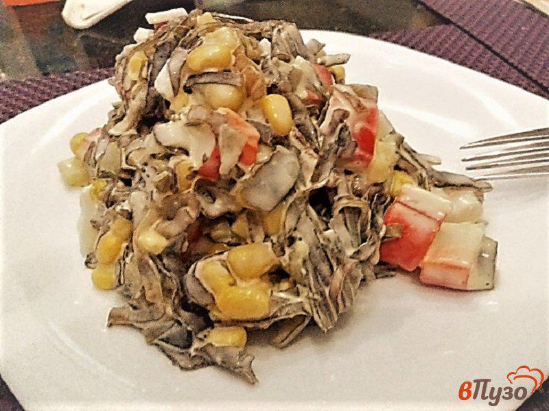 Фото приготовление рецепта: Салат из морской капусты с крабовыми палочками и кукурузой шаг №7