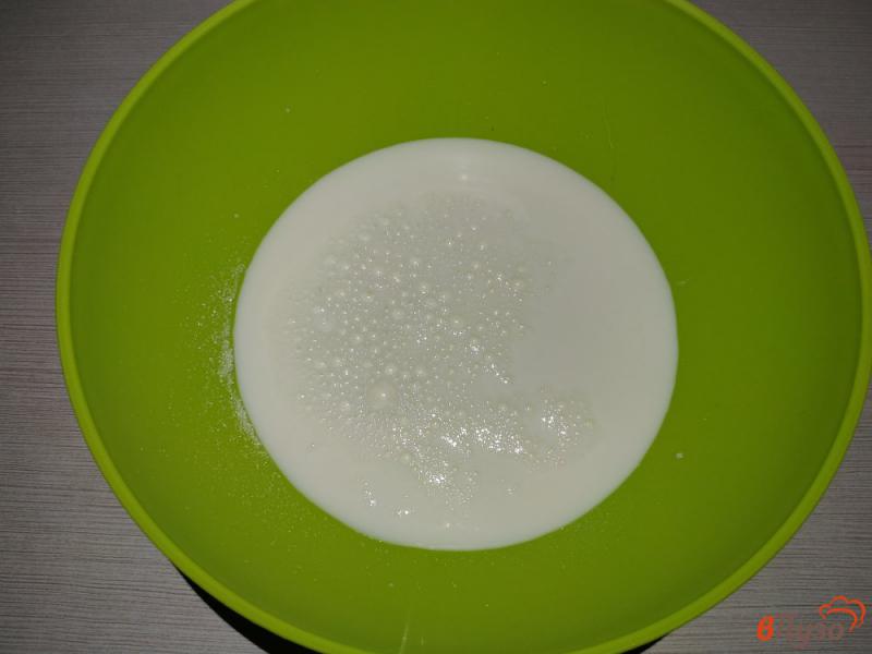 Фото приготовление рецепта: Бездрожжевые оладьи на молоке с вишней шаг №2