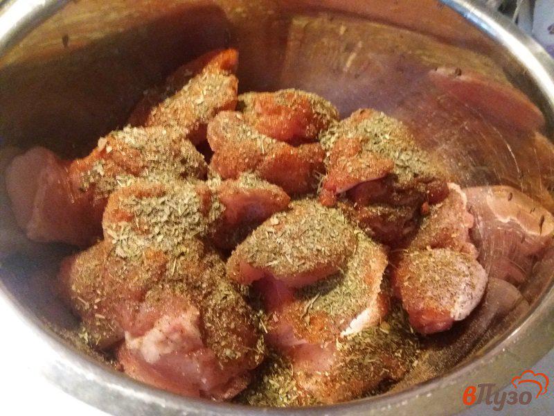 Фото приготовление рецепта: Тушеное мясо кролика в сметанном соусе шаг №2