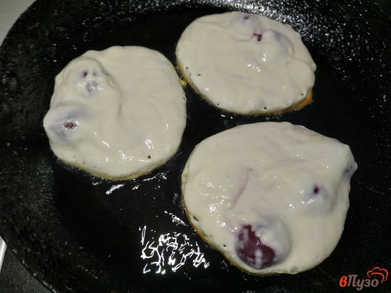 Фото приготовление рецепта: Бездрожжевые оладьи на молоке с вишней шаг №5