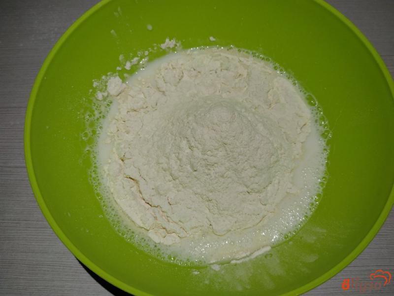 Фото приготовление рецепта: Бездрожжевые оладьи на молоке с вишней шаг №3