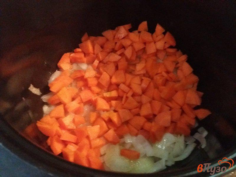 Фото приготовление рецепта: Тушеное мясо кролика в сметанном соусе шаг №6