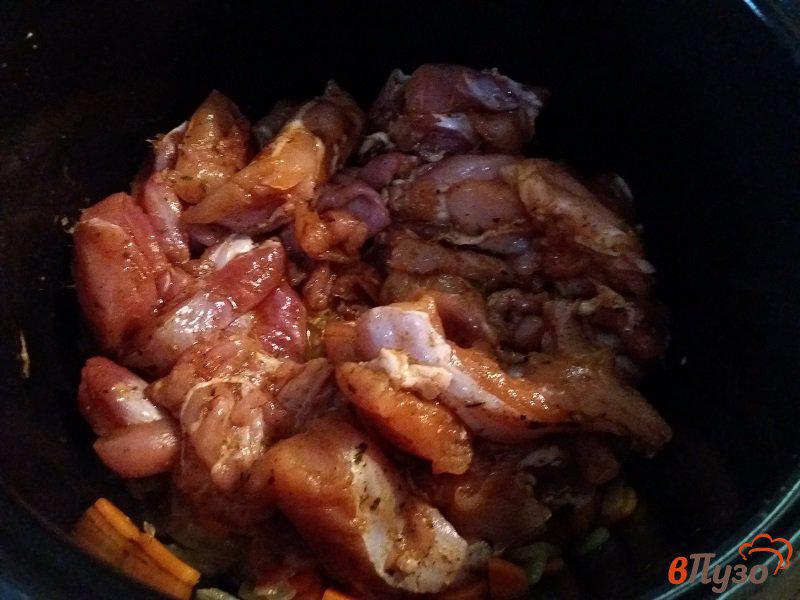 Фото приготовление рецепта: Тушеное мясо кролика в сметанном соусе шаг №7