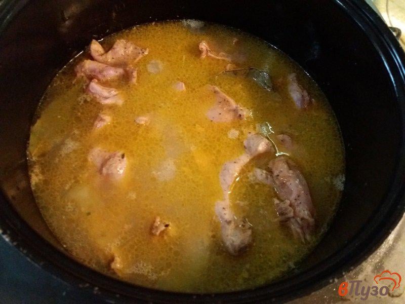 Фото приготовление рецепта: Тушеное мясо кролика в сметанном соусе шаг №8