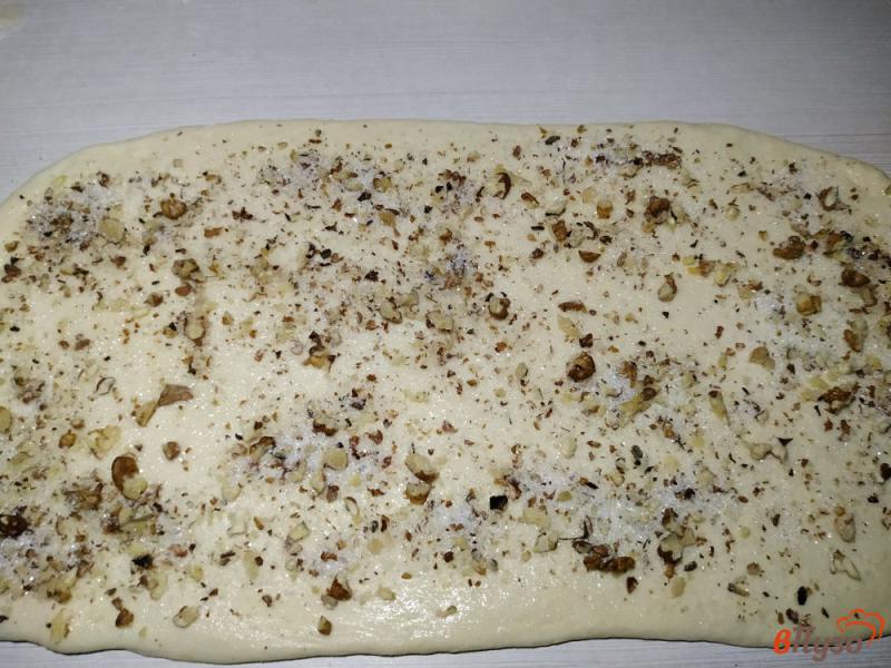 Фото приготовление рецепта: Сдобные булочки с сахаром и грецкими орехами шаг №9