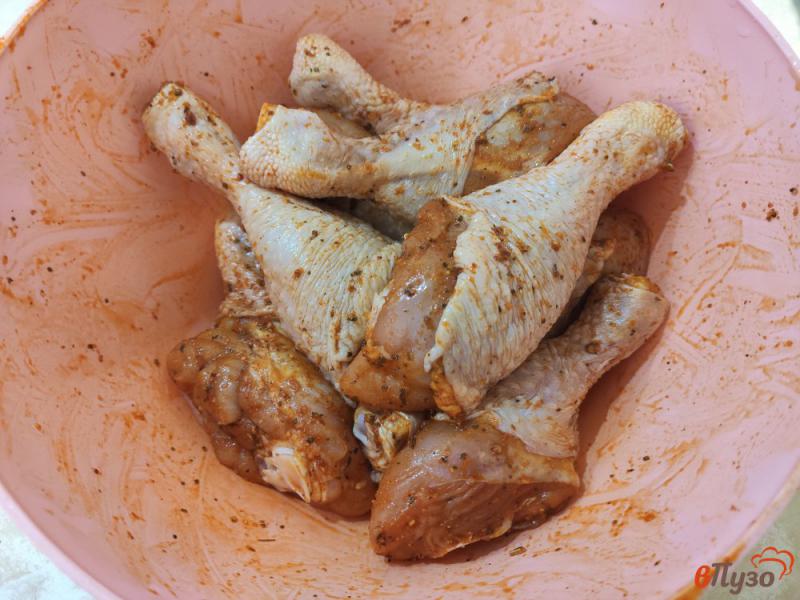 Фото приготовление рецепта: Куриные голени в томатном соусе шаг №2