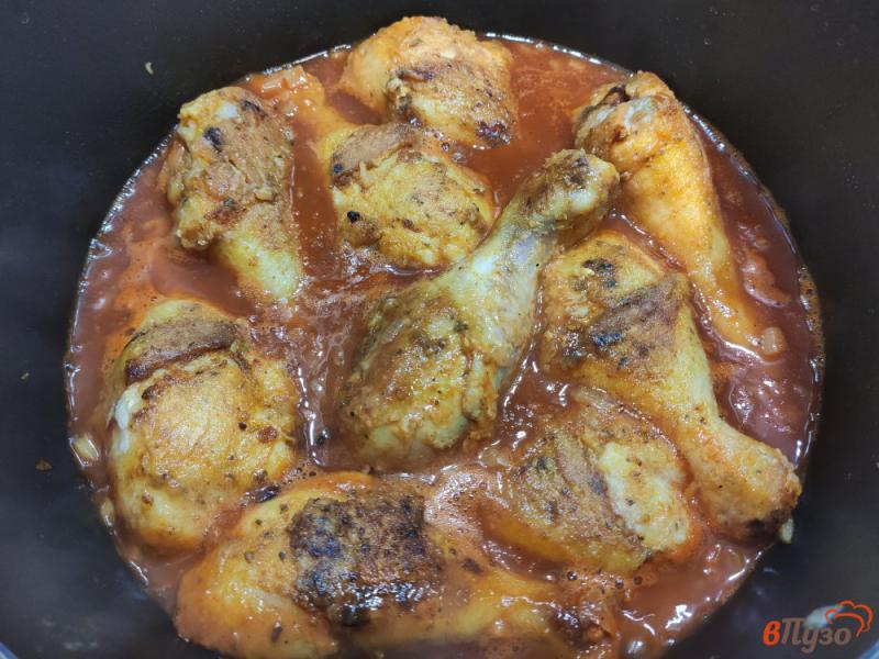 Фото приготовление рецепта: Куриные голени в томатном соусе шаг №9