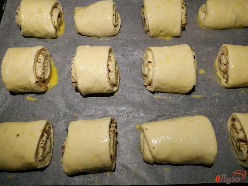 Фото приготовление рецепта: Сдобные булочки с сахаром и грецкими орехами шаг №14