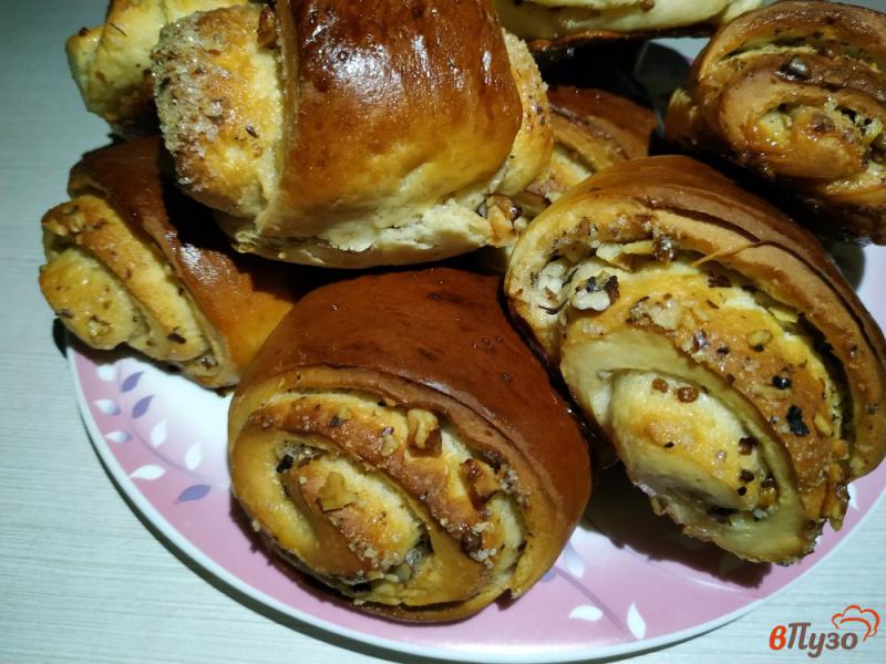 Фото приготовление рецепта: Сдобные булочки с сахаром и грецкими орехами шаг №16