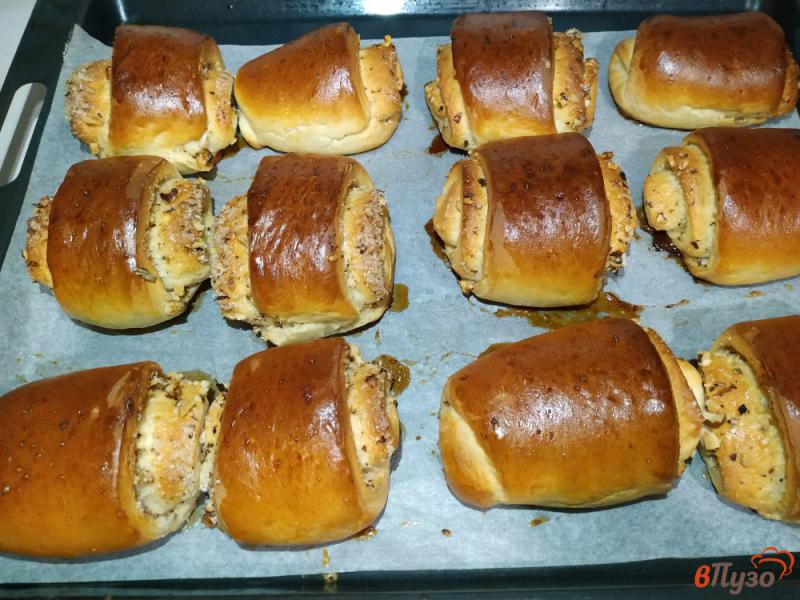 Фото приготовление рецепта: Сдобные булочки с сахаром и грецкими орехами шаг №15