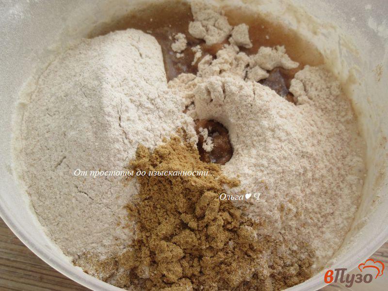 Фото приготовление рецепта: Пшенично-ржаной хлеб с тыквенными семечками шаг №4