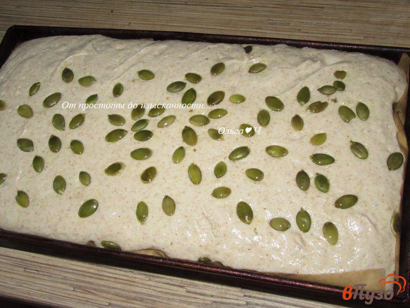 Фото приготовление рецепта: Пшенично-ржаной хлеб с тыквенными семечками шаг №6