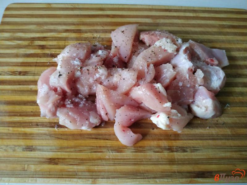 Фото приготовление рецепта: Салат из крабовых палочек и куриного филе шаг №1
