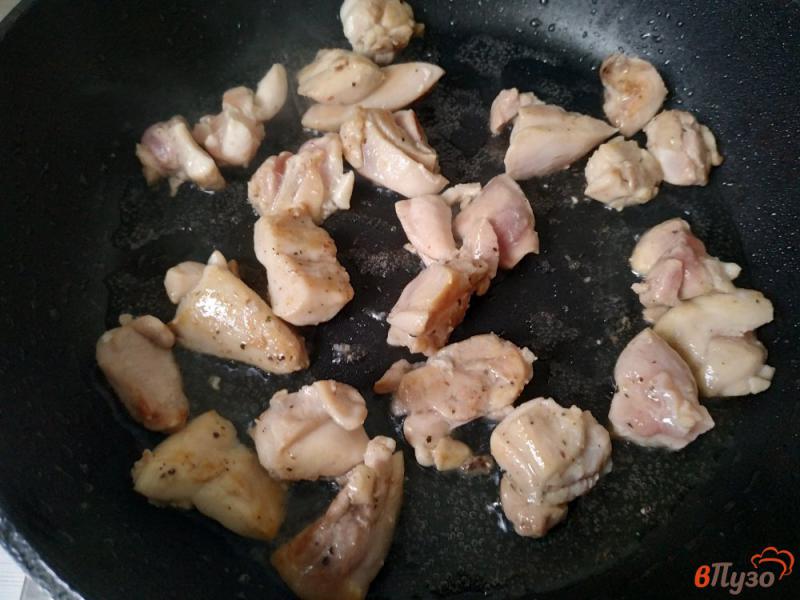 Фото приготовление рецепта: Салат из крабовых палочек и куриного филе шаг №2