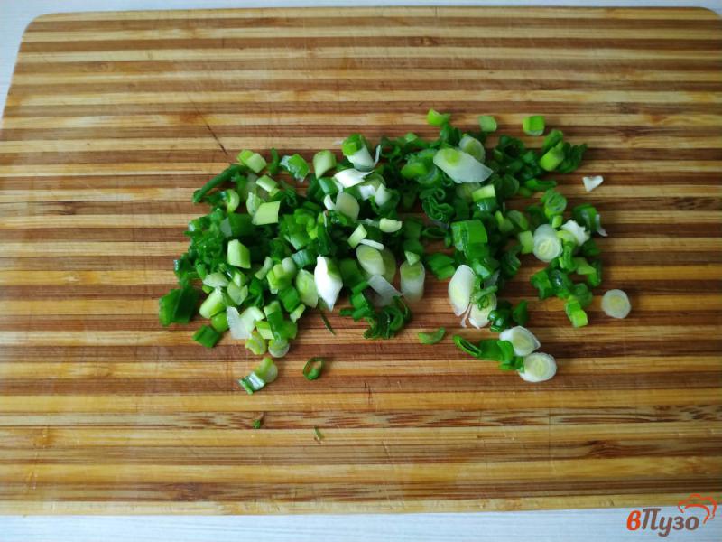 Фото приготовление рецепта: Салат из крабовых палочек и куриного филе шаг №5