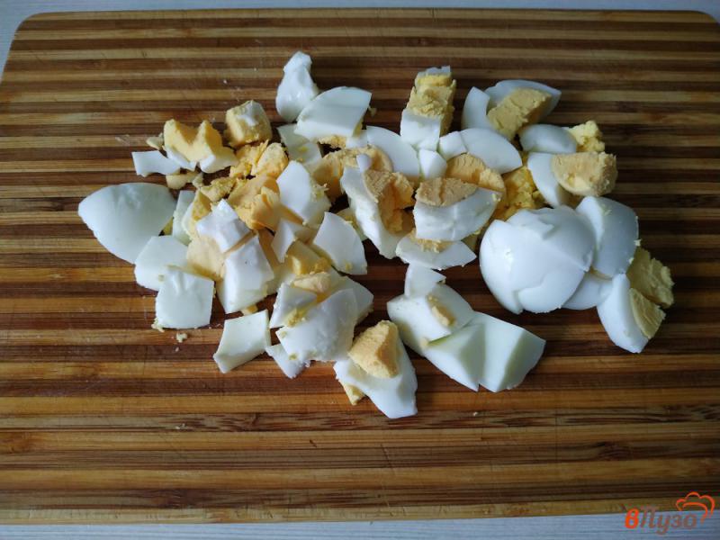 Фото приготовление рецепта: Салат из крабовых палочек и куриного филе шаг №6