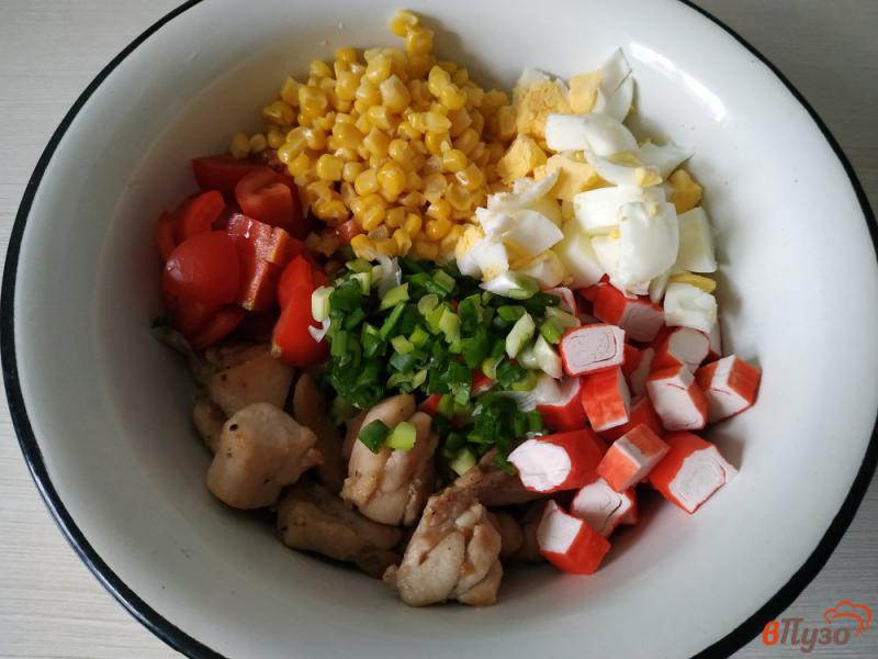 Фото приготовление рецепта: Салат из крабовых палочек и куриного филе шаг №7