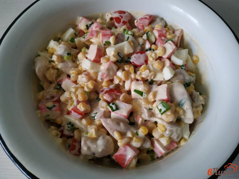 Фото приготовление рецепта: Салат из крабовых палочек и куриного филе шаг №9